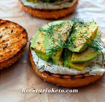 receta keto bagel avocado